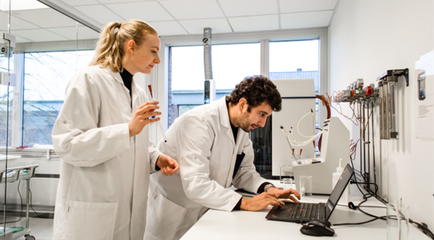 To kemikere arbejder i laboratorie på Teknologisk Institut
